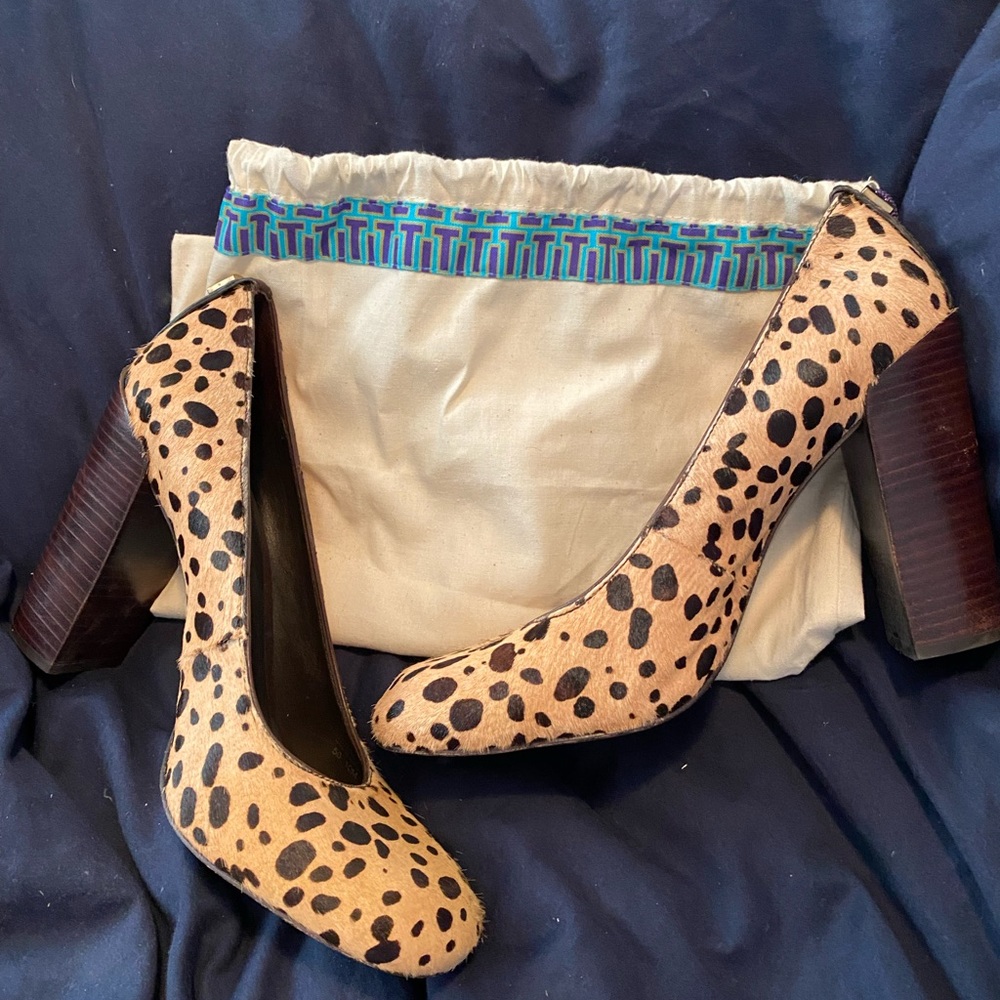 Tory Burch calf hair leopard print heels. - Picture 3 of 4